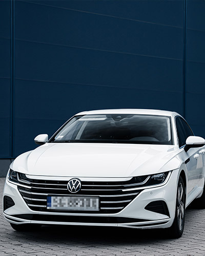 Biały samochód marki Volkswagen Passat dostepny w Wypożyczalni samochodów Estyma