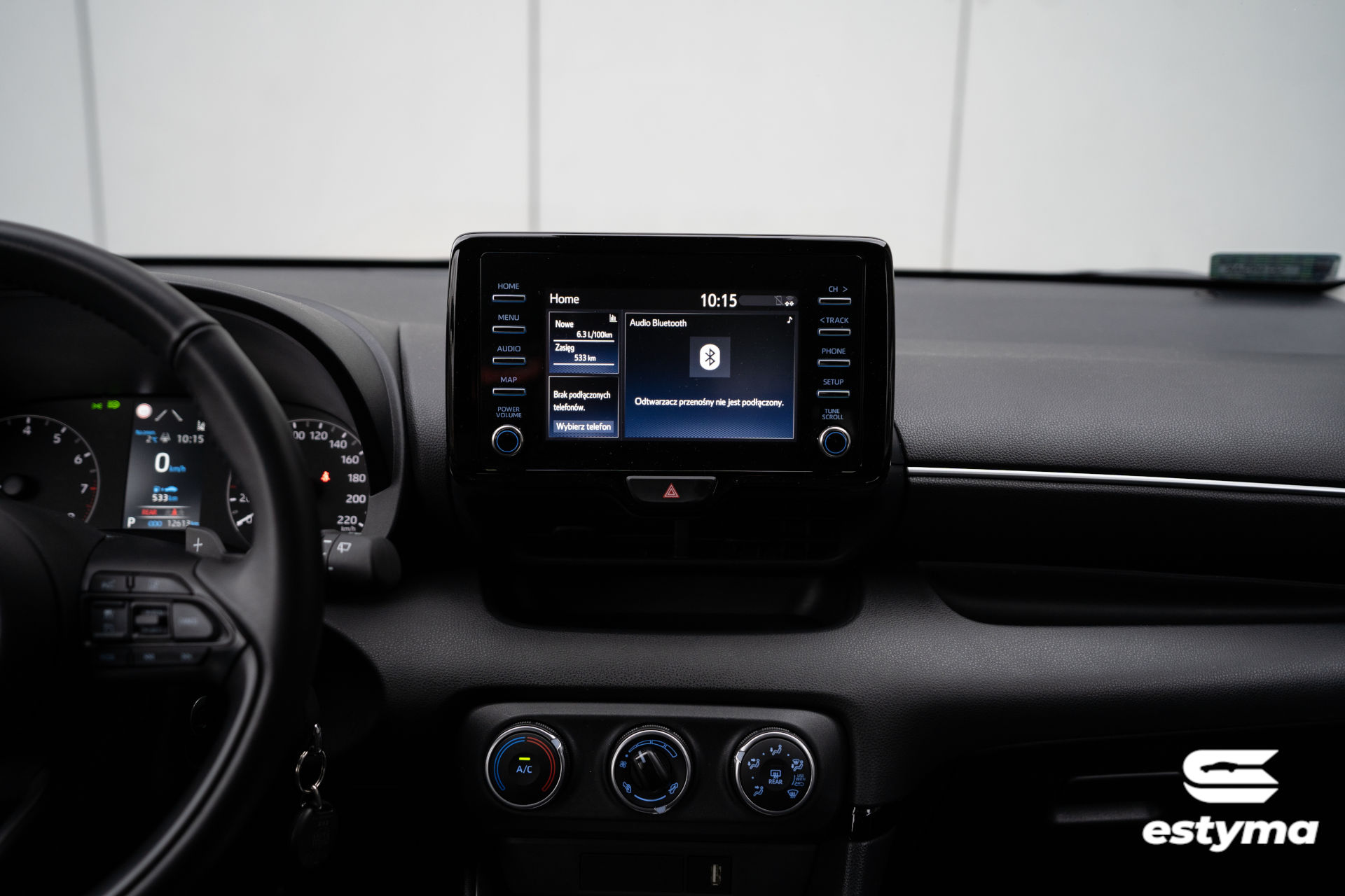 Toyota Yaris IV, ekran multimedialny. Dostępna na wynajem w wypożyczalni samochodów.