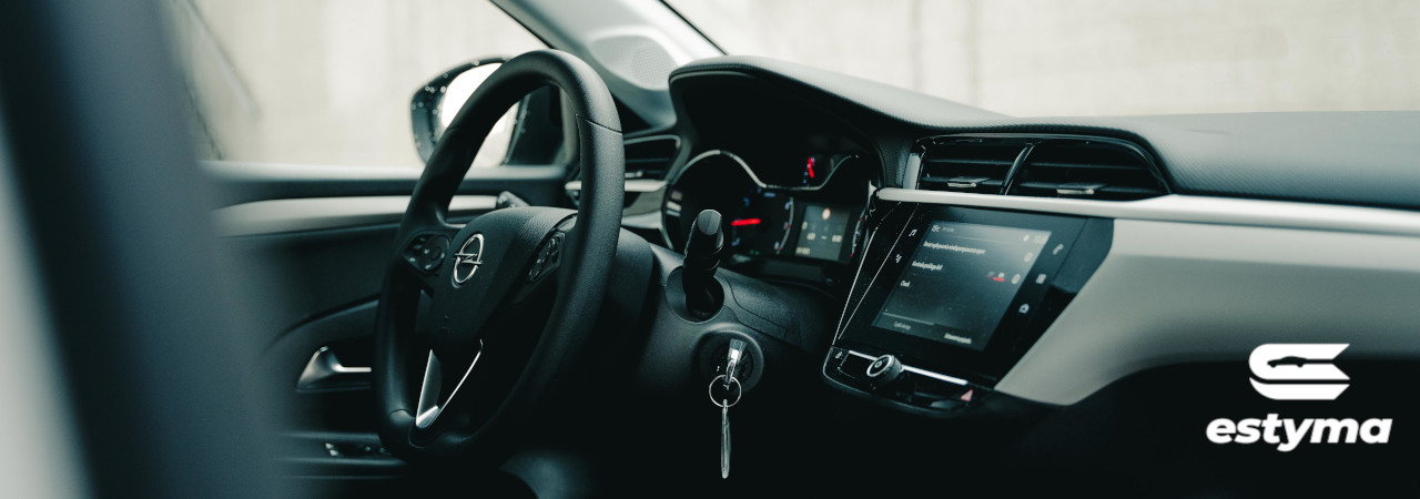 Wnętrze Opel Corsa F. Dostępna na wynajem w wypożyczalni samochodów.