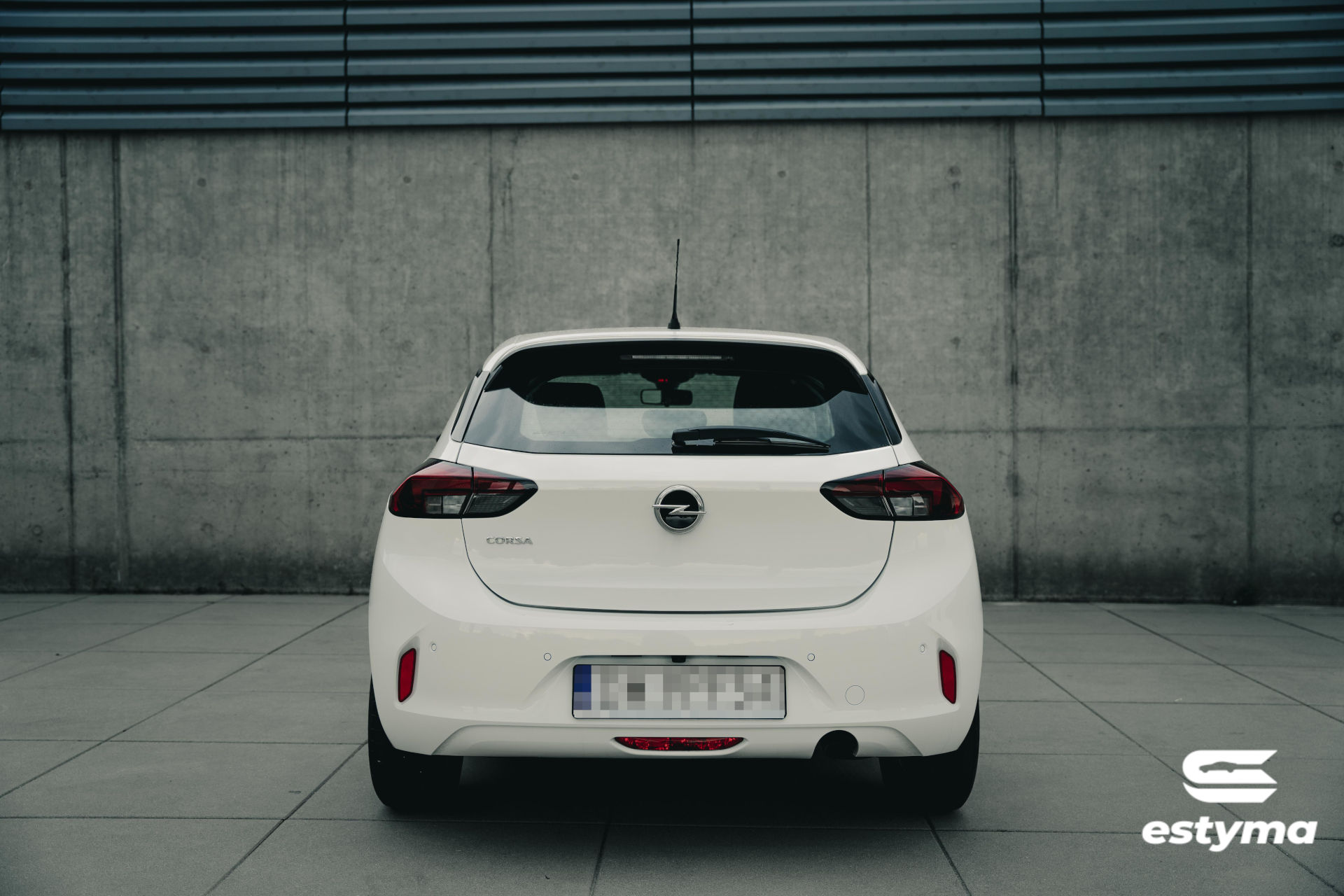 Opel Corsa F, tył. Dostępna na wynajem w wypożyczalni samochodów.