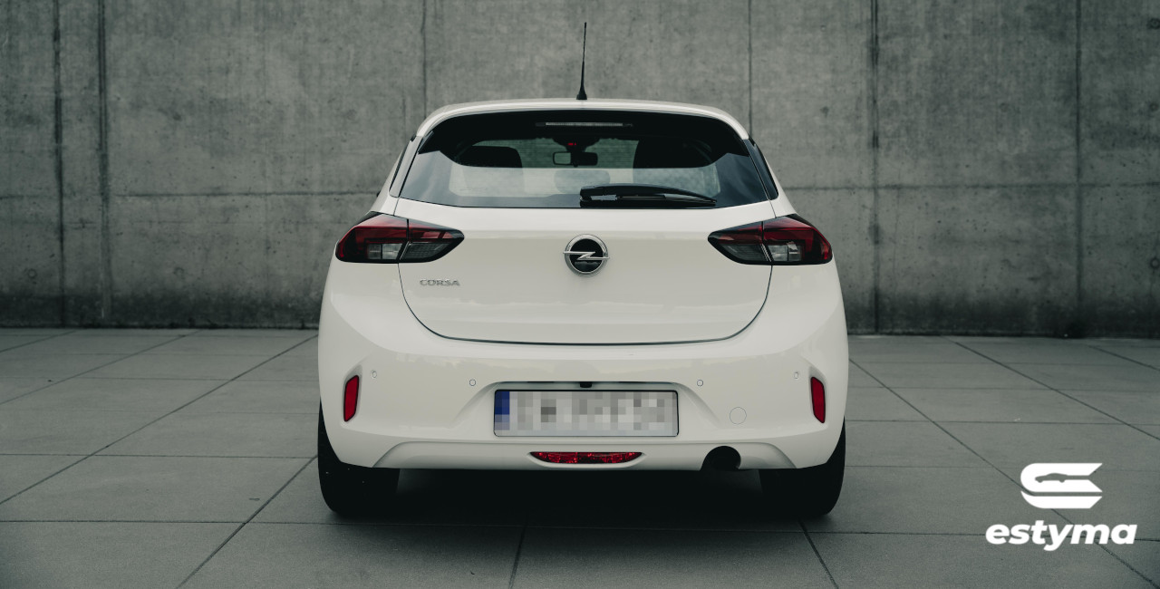 Opel Corsa F - tył. Dostępna na wynajem w wypożyczalni samochodów.