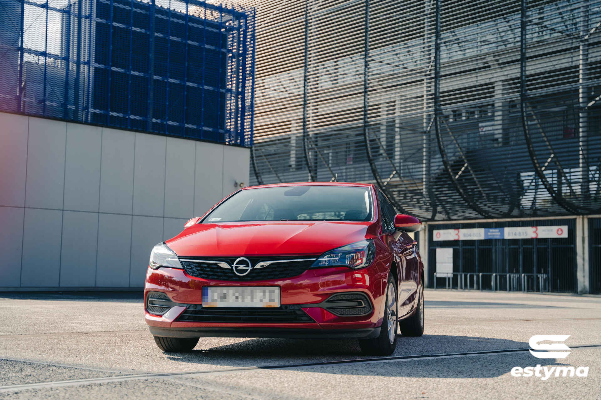 Czerwony Opel Astra K - przód. Wynajem samochodu, wypożyczalnia samochodów, stadion Zabrze.