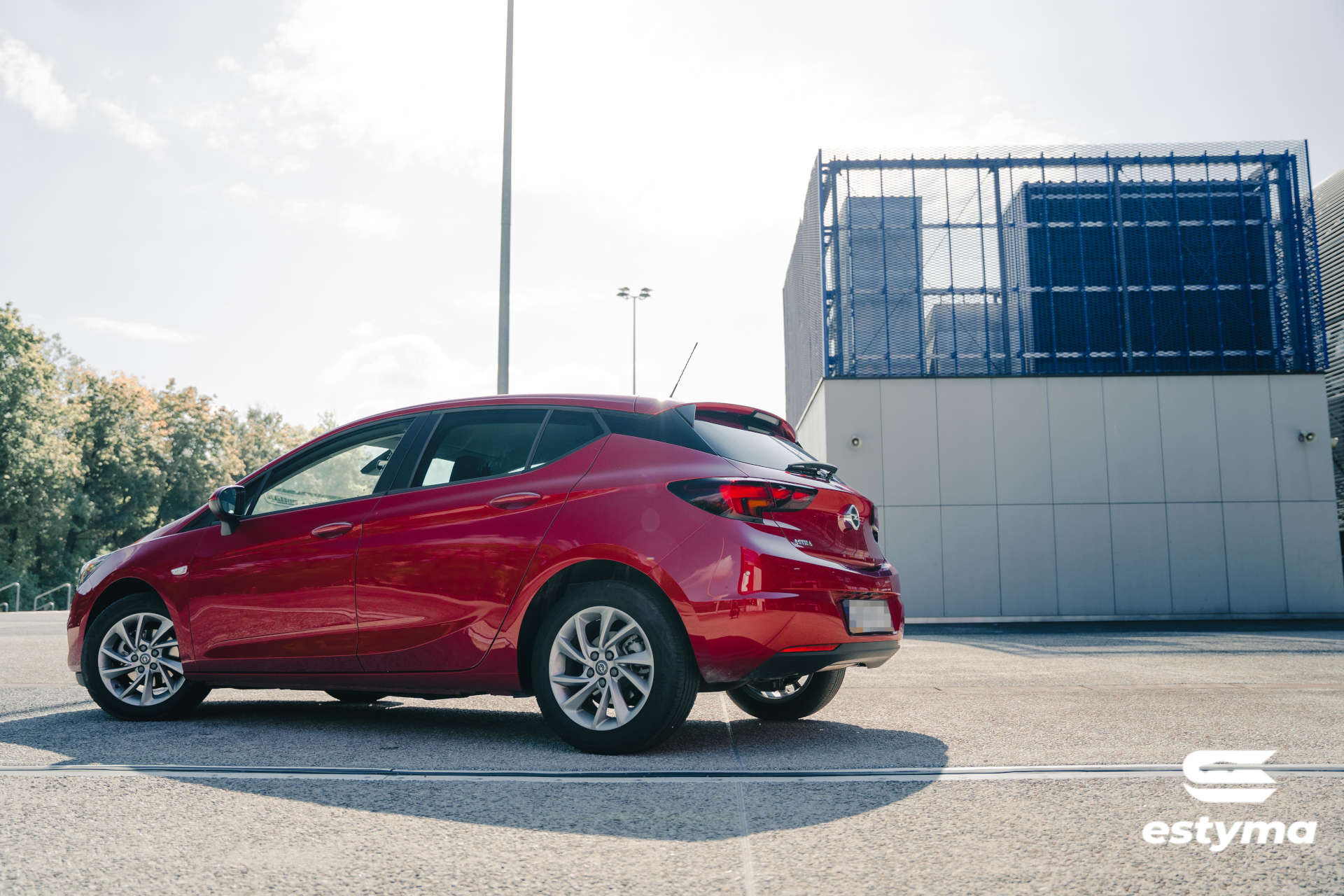 Czerwony Opel Astra K w wersji hatchack. Wynajem samochodu, wypożyczalnia samochodów, stadion Zabrze.