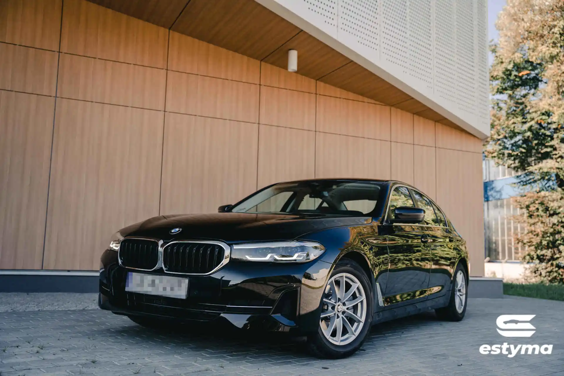 Czarne BMW Serii 5 G30, przód samochodu z widoczną felgą. | Wynajem | Wypożyczalnia samochodów |
