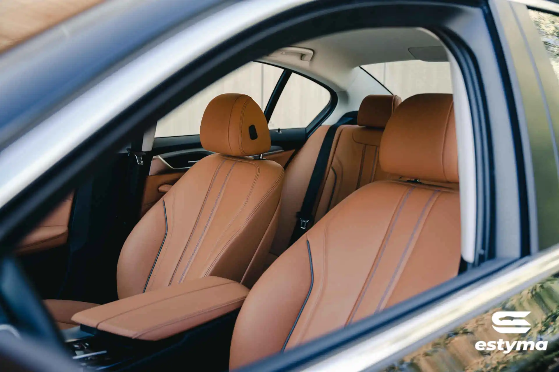 Wnętrze samochodu BMW Serii 5 G30, skórzane fotele, brązowa skóra. | Wynajem | Wypożyczalnia samochodów |